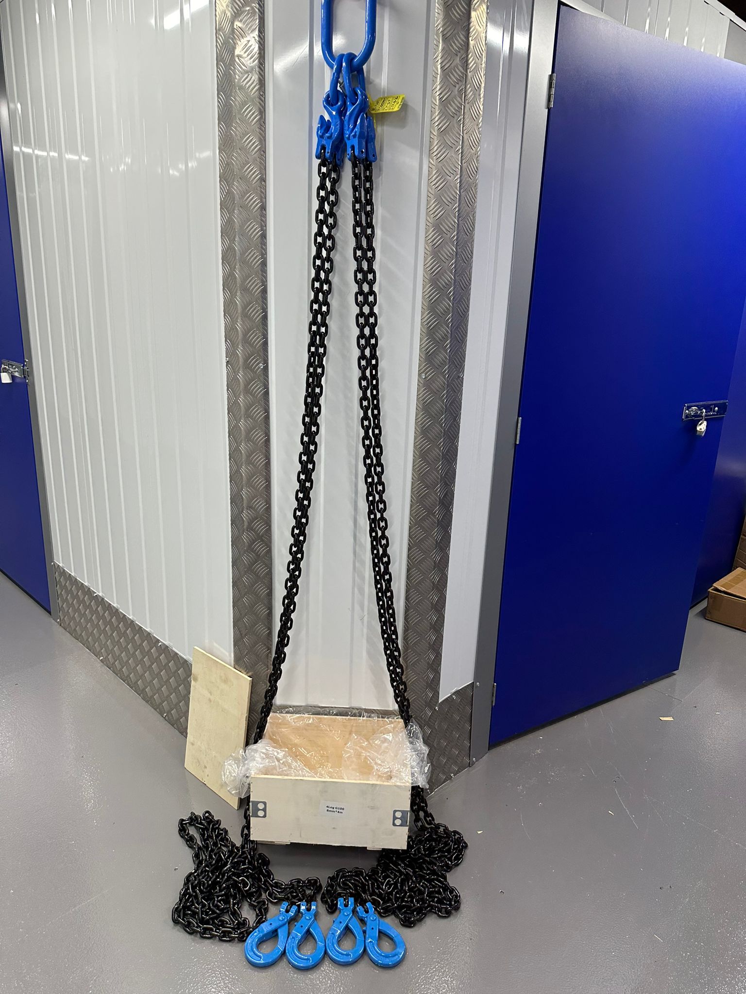 5.3 Tonne Grade 100 4m Chainsling 4 legs, safety hook with shorteners